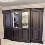 böyük, güzgülü qarderob.